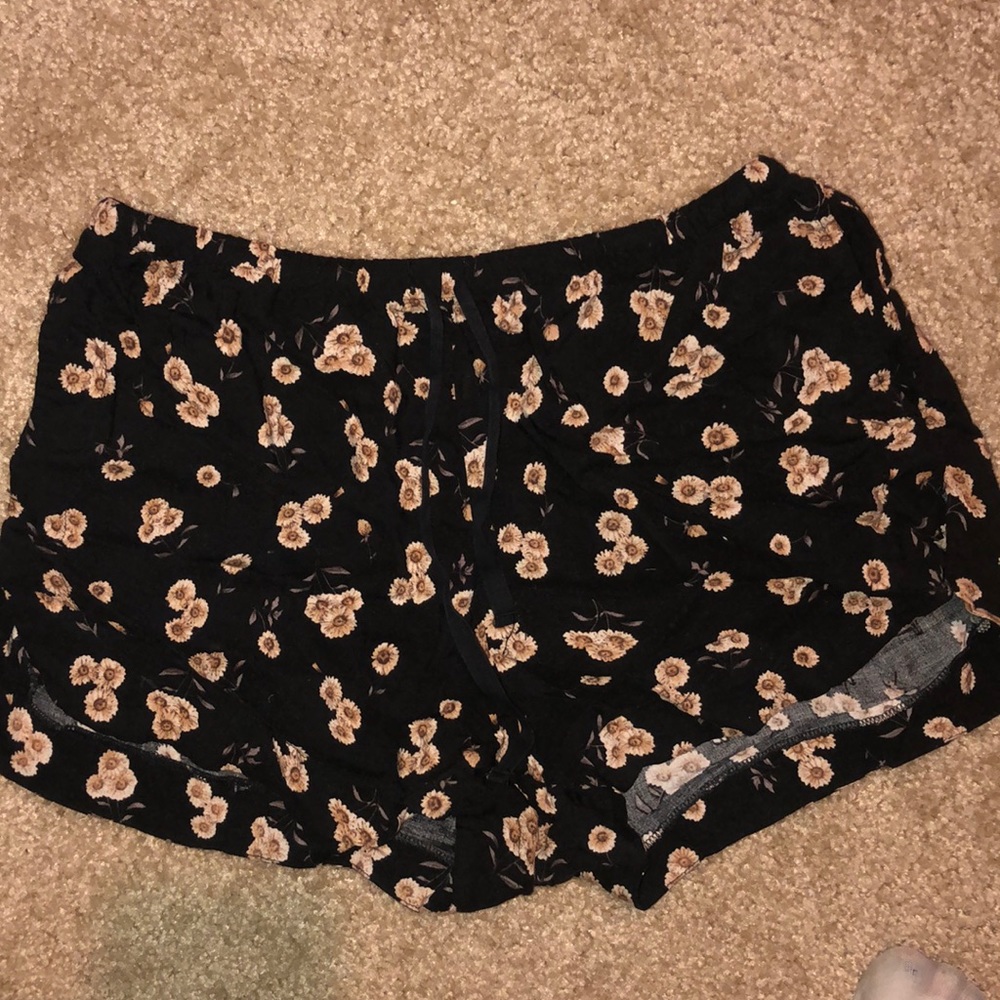 FLORAL BRANDY MELVILLE SHORTS